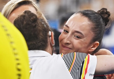 🎥 Daar is die gouden medaille! Nina Derwael blijft mentaal overeind in bizarre finale en is olympisch kampioene!