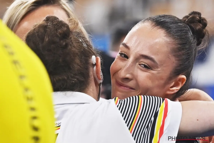 🎥 Daar is die gouden medaille! Nina Derwael blijft mentaal overeind in bizarre finale en is olympisch kampioene!